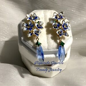 🪻GoldTone Leverback Blue Floral Enamel Drop Earrings